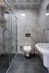 安塔利亚Begonvilla Apart Karaöz的带淋浴、卫生间和盥洗盆的浴室