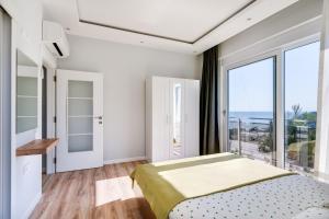 安塔利亚Begonvilla Apart Karaöz的一间卧室设有一张床和一个大窗户