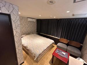 京都Hotel Sunday Brunch (Adult Only)的一间带床和沙发的小卧室