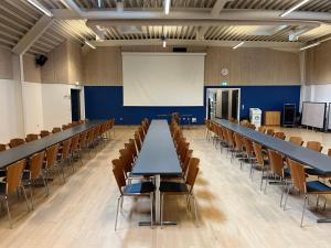 ÅrreHelle Aktivitetshotel的一间会议室,配有长桌子和椅子
