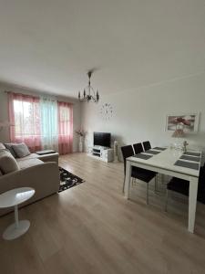 科特卡Apartments ”Enkeli”的客厅配有沙发和桌子