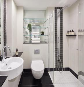 伦敦master St. Paul's的浴室配有卫生间、盥洗盆和淋浴。