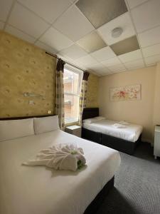 布莱克浦South Beach Hotel的酒店客房设有两张床和窗户。