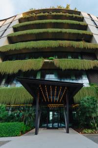 丰沙尔The Reserve - The Leading Hotels of the World - Savoy Signature的一座植物生长的建筑