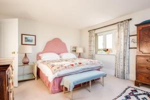 南安普敦Gins Barn的一间卧室设有一张大床和一个窗户。