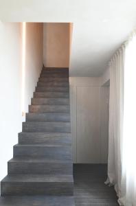 根特High end private room with private bathroom的房屋的楼梯,铺有木地板,拥有白色的墙壁