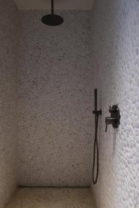 根特High end private room with private bathroom的带淋浴喷头的浴室