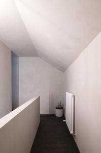 根特High end private room with private bathroom的带有白色墙壁和白色散热器的走廊
