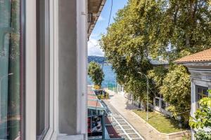 伊斯坦布尔Sea View Flat w Balcony Near Beylerbeyi Palace的从大楼的窗户可欣赏到街道景色