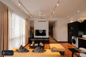 河内High-ser Apartment -2BR - NiceView - Parking - Spacious - In center的带沙发和电视的客厅