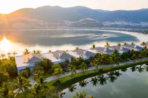 芽庄Nha Trang Marriott Resort & Spa, Hon Tre Island的水体旁的度假胜地的空中景观