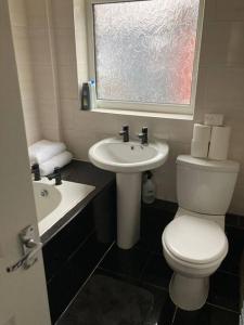 利物浦City and football的一间带卫生间、水槽和窗户的浴室