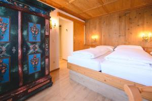 阿尔滕马克特蓬高Haus Barbarahof的一间带两张床铺的卧室,位于带木墙的房间内