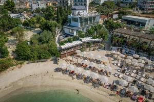 卡萨米尔HOTEL DENOEL的享有海滩的空中景致,配有椅子和遮阳伞