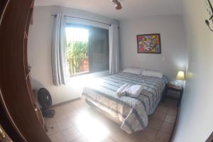 尚格里拉Pousada Quintal !的一间卧室设有一张床和一个窗口