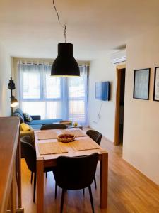 科利德纳尔戈Apartament dúplex amb vistes al Pirineu català的餐桌、椅子和黑灯