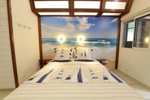 康卡勒exceptionnelle maison de charme à 50m du port et de sa plage的一间卧室设有一张床,享有海景