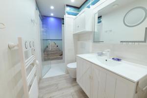 康卡勒exceptionnelle maison de charme à 50m du port et de sa plage的白色的浴室设有卫生间和水槽。