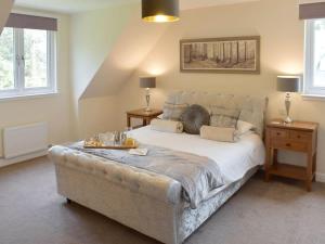 爱丁堡Estate Houses at Carberry Tower的一间卧室配有一张大床和一张沙发