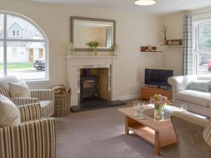 爱丁堡Estate Houses at Carberry Tower的带沙发和壁炉的客厅