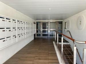 昂蒂布Studio vista的长长的走廊,带白色储物柜和楼梯