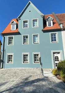 罗滕堡Ferienwohnung Winkler的一座大型白色房屋,设有红色屋顶