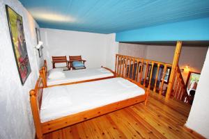 埃拉蒂尼Foinikas Rooms的一间卧室配有一张床,铺有木地板