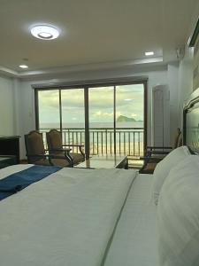 圣安东尼奥Playa Alba Beach Front and Resort的一间卧室配有一张床,享有海景