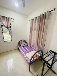 Kota BharuHomestay CikguMa - Wifi的窗户客房内的小床