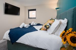 南安普敦2 Bedroom City Centre Apartment, Sleeps up to 6 Guests, Free Parking的一间卧室配有一张带向日葵的床