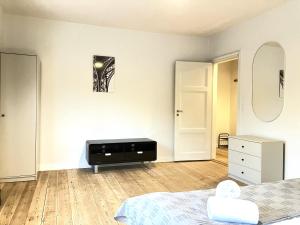 欧登塞One Bedroom Apartment In Odense, Middelfartvej 259的一间卧室配有一张床,墙上配有电视