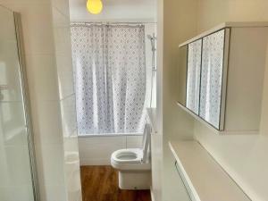 Erith5 Bedroom house in DA7的白色的浴室设有卫生间和淋浴。