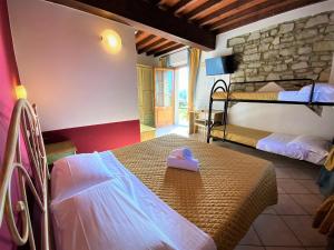 卡斯泰利纳马里蒂马Tenuta La Lupa的一间卧室配有两张双层床,床上有粉红色的心