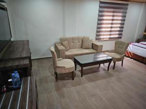 瓦迪穆萨夕阳酒店的客厅配有沙发、椅子和桌子
