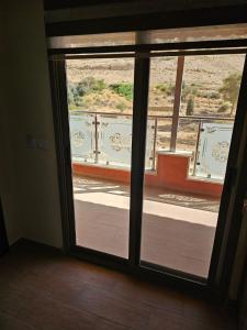 瓦迪穆萨夕阳酒店的滑动玻璃门,享有阳台的景色