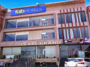 钱德加尔Hotel The Pearl, Zirakpur - A Luxury Family Hotel的一座建筑,前方有酒店珍珠和停车场