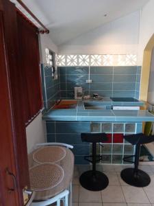 MatouryStudio proche aéroport 2perswifi的厨房配有2张凳子和1个蓝色台面