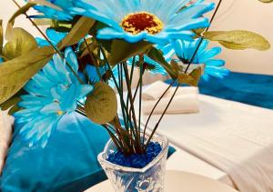 格拉玛多Residenciais Maria Flor的一张蓝色花瓶中的蓝色花朵