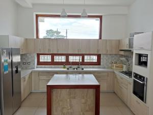 伊基托斯Morona Flats & Pool - 150 m2的一个带木制橱柜和大窗户的厨房