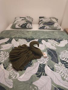 法兰西堡Appartement Clos du bois的铺在床上的棕色毛巾