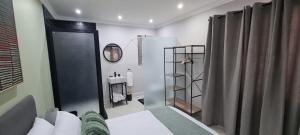 韦尔科姆Uitsig Boutique Hotel的小型浴室设有一张床和淋浴。