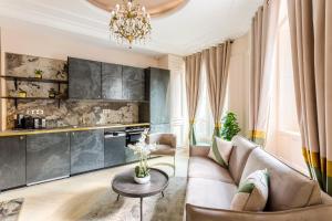 巴黎Luxury 2 bedroom - Marais & Louvre的客厅配有沙发和桌子