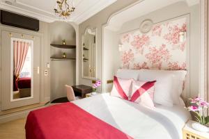 巴黎Luxury 2 bedroom - Marais & Louvre的卧室设有红色和白色的床和窗户。