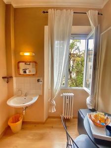 佛罗伦萨达利酒店的一间带水槽和窗户的浴室