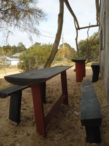 德尔迪阿布罗角Vida Playera的沙地野餐桌和长凳