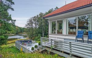 格里姆斯塔Cozy Home In Grimstad With House Sea View的河景度假屋