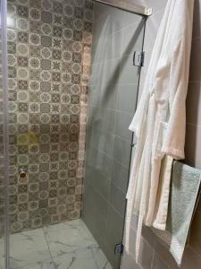 塞拉Bel appart said hajji的带淋浴和白色毛巾的浴室