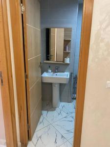 塞拉Bel appart said hajji的一间带水槽和镜子的浴室
