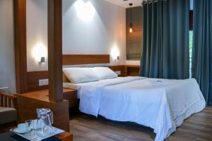 瓦亚纳德B'camp Resorts & Homestays的酒店客房,配有床和镜子