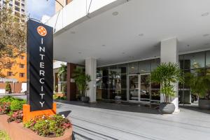 圣保罗Intercity São Paulo Nações Unidas的大楼前的酒店标志